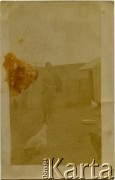 Lata 30., Comodoro Rivadavia, prowincja Chubut, Argentyna.
Kobieta.
Fot. NN, zbiory Enrique Koprowskiego, reprodukcje cyfrowe w Bibliotece Polskiej im. Ignacego Domeyki w Buenos Aires (Biblioteca Polaca Ignacio Domeyko) i w Ośrodku KARTA w Warszawie.
