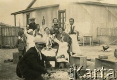 Lata 30., Comodoro Rivadavia, prowincja Chubut, Argentyna.
Asado (argentyńska odmiana grilla). Stafan Koprowski (z przodu) - dziadek Enrique Koprowskiego, Marianna Koprowski (druga z prawej) - babcia Enrique Koprowskiego.
Fot. NN, zbiory Enrique Koprowskiego, reprodukcje cyfrowe w Bibliotece Polskiej im. Ignacego Domeyki w Buenos Aires (Biblioteca Polaca Ignacio Domeyko) i w Ośrodku KARTA w Warszawie.
