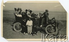 Lata 30., Comodoro Rivadavia, prowincja Chubut, Argentyna.
Piknik na plaży. Marianna Koprowski (siedzi na schodach, pierwsza z lewej) - babcia Enrique Koprowskiego, Jan Samoluta (siedzi na schodach, trzeci z lewej).
Fot. NN, zbiory Enrique Koprowskiego, reprodukcje cyfrowe w Bibliotece Polskiej im. Ignacego Domeyki w Buenos Aires (Biblioteca Polaca Ignacio Domeyko) i w Ośrodku KARTA w Warszawie.
