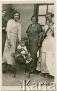 1936, Comodoro Rivadavia, prowincja Chubut, Argentyna.
Wanda Koprowski (pierwsza z prawej) - siostra Enrique Koprowskiego, Marianna Koprowski (druga z prawej) - babcia Enrique Koprowskiego, Eugenia Koprowski (pierwsza z lewej) i Janina Koprowski (druga z lewej) - siostry Jana Józefa Koprowskiego. Eugenia Leniek (siedzi).
Fot. NN, zbiory Enrique Koprowskiego, reprodukcje cyfrowe w Bibliotece Polskiej im. Ignacego Domeyki w Buenos Aires (Biblioteca Polaca Ignacio Domeyko) i w Ośrodku KARTA w Warszawie.
