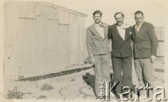 1938, Comodoro Rivadavia, prowincja Chubut, Argentyna.
Jan Józef Koprowski (z lewej) - ojciec Enrique Koprowskiego, Jan Samoluta (w środku).
Fot. NN, zbiory Enrique Koprowskiego, reprodukcje cyfrowe w Bibliotece Polskiej im. Ignacego Domeyki w Buenos Aires (Biblioteca Polaca Ignacio Domeyko) i w Ośrodku KARTA w Warszawie.
