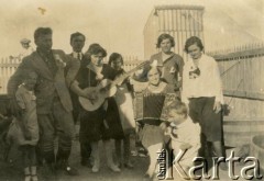 23.01.1938, Comodoro Rivadavia, prowincja Chubut, Argentyna.
Spotkanie towarzyskie. Marianna Koprowska (druga z prawej) - babcia Enrique Koprowskiego.
Fot. NN, zbiory Enrique Koprowskiego, reprodukcje cyfrowe w Bibliotece Polskiej im. Ignacego Domeyki w Buenos Aires (Biblioteca Polaca Ignacio Domeyko) i w Ośrodku KARTA w Warszawie.
