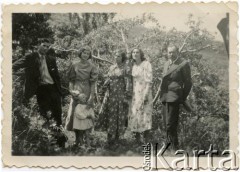 23.01.1938, Pico Salamanca, Argentyna.
Spotkanie towarzyskie - Jan Samoluta (pierwszy z prawej), Janina Koprowski (druga z prawej) - siostra Jana Józefa Koprowskiego, Marianna Koprowski (w środku) - babcia Enrique Koprowskiego, Eugenia Koprowski (druga z lewej) i Jan Józef Koprowski (pierwszy z lewej) - ojciec Enrique Koprowskiego.
Fot. NN, zbiory Enrique Koprowskiego, reprodukcje cyfrowe w Bibliotece Polskiej im. Ignacego Domeyki w Buenos Aires (Biblioteca Polaca Ignacio Domeyko) i w Ośrodku KARTA w Warszawie.

