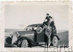 Lata 30., Comodoro Rivadavia, prowincja Chubut, Argentyna.
Jan Józef Koprowski (stoi na ziemi) - ojciec Enrique Koprowskiego z kolegami.
Fot. NN, zbiory Enrique Koprowskiego, reprodukcje cyfrowe w Bibliotece Polskiej im. Ignacego Domeyki w Buenos Aires (Biblioteca Polaca Ignacio Domeyko) i w Ośrodku KARTA w Warszawie.
