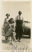 Lata 30., Comodoro Rivadavia, prowincja Chubut, Argentyna.
Eugenia Koprowski (stoi z lewej) z rodziną.
Fot. NN, zbiory Enrique Koprowskiego, reprodukcje cyfrowe w Bibliotece Polskiej im. Ignacego Domeyki w Buenos Aires (Biblioteca Polaca Ignacio Domeyko) i w Ośrodku KARTA w Warszawie.
