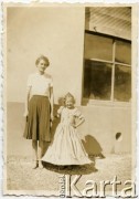 Lata 30., Comodoro Rivadavia, prowincja Chubut, Argentyna.
Wanda Koprowski (z lewej) - siostra Enrique Koprowskiego - i Eugenia Leniek.
Fot. NN, zbiory Enrique Koprowskiego, reprodukcje cyfrowe w Bibliotece Polskiej im. Ignacego Domeyki w Buenos Aires (Biblioteca Polaca Ignacio Domeyko) i w Ośrodku KARTA w Warszawie.