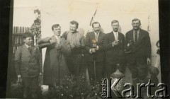 Lata 30., Comodoro Rivadavia, prowincja Chubut, Argentyna.
Spotkanie towarzyskie. Wśród mężczyzn Jan Samoluta (czwarty z lewej) i Stefan Koprowski (piąty z lewej) - dziadek Enrique Koprowskiego.
Fot. NN, zbiory Enrique Koprowskiego, reprodukcje cyfrowe w Bibliotece Polskiej im. Ignacego Domeyki w Buenos Aires (Biblioteca Polaca Ignacio Domeyko) i w Ośrodku KARTA w Warszawie.