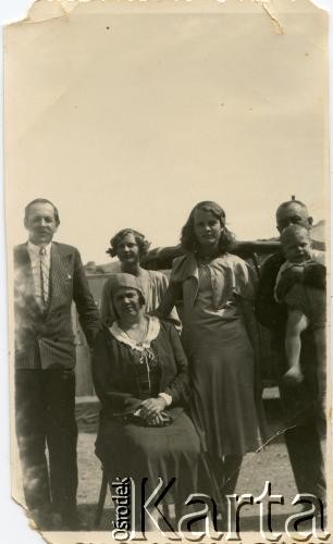 Lata 30., Comodoro Rivadavia, prowincja Chubut, Argentyna.
Eugenia Koprowska (druga z lewej) z rodziną.
Fot. NN, zbiory Enrique Koprowskiego, reprodukcje cyfrowe w Bibliotece Polskiej im. Ignacego Domeyki w Buenos Aires (Biblioteca Polaca Ignacio Domeyko) i w Ośrodku KARTA w Warszawie.