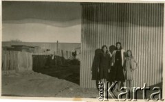 1924, Comodoro Rivadavia, prowincja Chubut, Argentyna.
Budowa Domu Polskiego. Janina Koprowski (pierwsza z lewej).
Fot. NN, zbiory Enrique Koprowskiego, reprodukcje cyfrowe w Bibliotece Polskiej im. Ignacego Domeyki w Buenos Aires (Biblioteca Polaca Ignacio Domeyko) i w Ośrodku KARTA w Warszawie.
