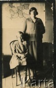 Lata 20., Comodoro Rivadavia, prowincja Chubut, Argentyna.
Marianna Koprowski (stoi) - babcia Enrique Koprowskiego - z córką. W tle mapa II Rzeczpospolitej.
Fot. NN, zbiory Enrique Koprowskiego, reprodukcje cyfrowe w Bibliotece Polskiej im. Ignacego Domeyki w Buenos Aires (Biblioteca Polaca Ignacio Domeyko) i w Ośrodku KARTA w Warszawie.