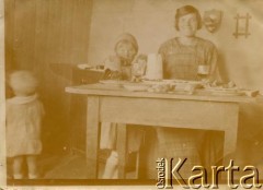 1924 lub 1925, Comodoro Rivadavia, prowincja Chubut, Argentyna.
Marianna Koprowski (z prawej) z córką Janiną i synem Janem Józefem.
Fot. NN, zbiory Enrique Koprowskiego, reprodukcje cyfrowe w Bibliotece Polskiej im. Ignacego Domeyki w Buenos Aires (Biblioteca Polaca Ignacio Domeyko) i w Ośrodku KARTA w Warszawie.