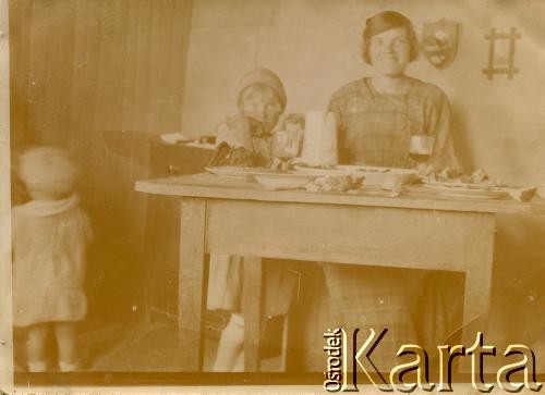 1924 lub 1925, Comodoro Rivadavia, prowincja Chubut, Argentyna.
Marianna Koprowski (z prawej) z córką Janiną i synem Janem Józefem.
Fot. NN, zbiory Enrique Koprowskiego, reprodukcje cyfrowe w Bibliotece Polskiej im. Ignacego Domeyki w Buenos Aires (Biblioteca Polaca Ignacio Domeyko) i w Ośrodku KARTA w Warszawie.
