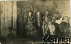 Przed 1920, Comodoro Rivadavia, prowincja Chubut, Argentyna.
Dziadkowie Enrique Koprowskiego. Marianna Koprowski (z lewej), Stefan Koprowski (z prawej) z córkami Janiną (w środku) i Eugenią (z prawej).
Fot. NN, zbiory Enrique Koprowskiego, reprodukcje cyfrowe w Bibliotece Polskiej im. Ignacego Domeyki w Buenos Aires (Biblioteca Polaca Ignacio Domeyko) i w Ośrodku KARTA w Warszawie.