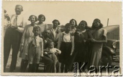 Lata 30., Comodoro Rivadavia, prowincja Chubut, Argentyna.
Eugenia Koprowski (druga z lewej), Marianna Koprowski (trzecia z lewej) - babcia Enrique Koprowskiego,
Janina Koprowski (trzecia z prawej).
Fot. NN, zbiory Enrique Koprowskiego, reprodukcje cyfrowe w Bibliotece Polskiej im. Ignacego Domeyki w Buenos Aires (Biblioteca Polaca Ignacio Domeyko) i w Ośrodku KARTA w Warszawie.