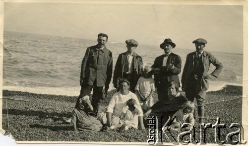 Lata 30., Comodoro Rivadavia, prowincja Chubut, Argentyna.
Marianna Koprowski (druga z prawej) - babcia Enrique Koprowskiego, Stefan Koprowski (pierwszy z prawej) - dziadek Enrique Koprowskiego. Rodzeństwo Jan Józef Koprowski (pierwszy z prawej), Eugenia Koprowski (stoi) i Janina Koprowski (pierwsza z lewej).
Fot. NN, zbiory Enrique Koprowskiego, reprodukcje cyfrowe w Bibliotece Polskiej im. Ignacego Domeyki w Buenos Aires (Biblioteca Polaca Ignacio Domeyko) i w Ośrodku KARTA w Warszawie.