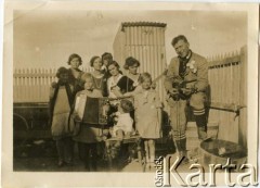 Lata 30., Comodoro Rivadavia, prowincja Chubut, Argentyna.
Marianna Koprowski (druga z lewej) - babcia Enrique Koprowskiego - z rodziną.
Fot. NN, zbiory Enrique Koprowskiego, reprodukcje cyfrowe w Bibliotece Polskiej im. Ignacego Domeyki w Buenos Aires (Biblioteca Polaca Ignacio Domeyko) i w Ośrodku KARTA w Warszawie.