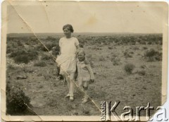 Lata 20., Comodoro Rivadavia, prowincja Chubut, Argentyna.
Rodzeństwo Janina i Jan Józef Koprowscy (z prawej).
Fot. NN, zbiory Enrique Koprowskiego, reprodukcje cyfrowe w Bibliotece Polskiej im. Ignacego Domeyki w Buenos Aires (Biblioteca Polaca Ignacio Domeyko) i w Ośrodku KARTA w Warszawie.
