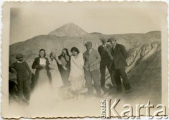 Lata 30., Pico Salamanca, prowincja Chubut, Argentyna.
Stefan Koprowski (drugi z prawej) - dziadek Enrique Koprowskiego, Mariana Koprowski (czwarta z lewej) - babcia Enrique Koprowskiego, Janina Koprowski (druga z lewej) - siostra Jana Józefa Koprowskiego.
Fot. NN, zbiory Enrique Koprowskiego, reprodukcje cyfrowe w Bibliotece Polskiej im. Ignacego Domeyki w Buenos Aires (Biblioteca Polaca Ignacio Domeyko) i w Ośrodku KARTA w Warszawie.