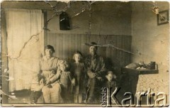 Przed 1920, Comodoro Rivadavia, prowincja Chubut, Argentyna.
Marianna Koprowski (druga z lewej), Stefan Koprowski (drugi z prawej) z dziećmi: Janiną, (w środku), Eugenią i Wandą.
Fot. NN, zbiory Enrique Koprowskiego, reprodukcje cyfrowe w Bibliotece Polskiej im. Ignacego Domeyki w Buenos Aires (Biblioteca Polaca Ignacio Domeyko) i w Ośrodku KARTA w Warszawie.