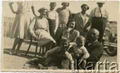 Lata 30., Comodoro Rivadavia, prowincja Chubut, Argentyna.
Jan Samoluta (siedzi z przodu z dziećmi), Janina Koprowski (z koralami), Eugenia Koprowski (siedzi na krześle) i
Marianna Koprowski (trzecia z prawej).
Fot. NN, zbiory Enrique Koprowskiego, reprodukcje cyfrowe w Bibliotece Polskiej im. Ignacego Domeyki w Buenos Aires (Biblioteca Polaca Ignacio Domeyko) i w Ośrodku KARTA w Warszawie.