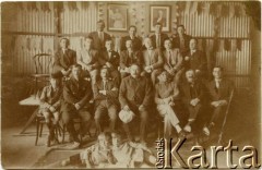 1928, Comodoro Rivadavia, prowincja Chubut, Argentyna.
Inauguracja Domu Polskiego. Jan Józef Koprowski (w pierwszym rzędzie, pierwszy z lewej), Stefan Koprowski (w pierwszym rzędzie, drugi z lewej) i Władysław Koprowski (w pierwszym rzędzie, trzeci z prawej).
Fot. NN, zbiory Enrique Koprowskiego, reprodukcje cyfrowe w Bibliotece Polskiej im. Ignacego Domeyki w Buenos Aires (Biblioteca Polaca Ignacio Domeyko) i w Ośrodku KARTA w Warszawie.