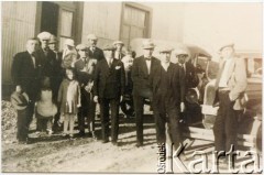 1928, Comodoro Rivadavia, prowincja Chubut, Argentyna.
Inauguracja Domu Polskiego. Na zdjęciu m.in. panowie Turczyn, Batko, Koprowski, Szymanski i Pacck.
Fot. NN, zbiory Enrique Koprowskiego, reprodukcje cyfrowe w Bibliotece Polskiej im. Ignacego Domeyki w Buenos Aires (Biblioteca Polaca Ignacio Domeyko) i w Ośrodku KARTA w Warszawie.