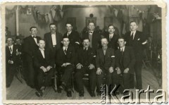19.09.1936, Comodoro Rivadavia, prowincja Chubut, Argentyna.
Pierwszy zarząd Domu Polskiego. Władysław Koprowski (stoi pierwszy z lewej). Jan Samoluta (siedzi drugi z prawej).
Fot. NN, zbiory Enrique Koprowskiego, reprodukcje cyfrowe w Bibliotece Polskiej im. Ignacego Domeyki w Buenos Aires (Biblioteca Polaca Ignacio Domeyko) i w Ośrodku KARTA w Warszawie.
