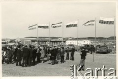 1966, Comodoro Rivadavia, prowincja Chubut, Argentyna.
Inauguracja Avenida Polonia (ulica Polska).
Fot. NN, zbiory Enrique Koprowskiego, reprodukcje cyfrowe w Bibliotece Polskiej im. Ignacego Domeyki w Buenos Aires (Biblioteca Polaca Ignacio Domeyko) i w Ośrodku KARTA w Warszawie.