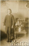 Lata 20., Comodoro Rivadavia, prowincja Chubut, Argentyna.
Prawdopodobnie córka Marianny i Stefana Koprowskich. W tle mapa II Rzeczpospolitej.
Fot. NN, zbiory Enrique Koprowskiego, reprodukcje cyfrowe w Bibliotece Polskiej im. Ignacego Domeyki w Buenos Aires (Biblioteca Polaca Ignacio Domeyko) i w Ośrodku KARTA w Warszawie.