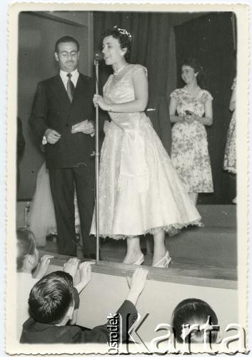 1958, Comodoro Rivadavia, Argentyna.
Juana Szymanska jako Królowa Nafty (Reina Nacional del Petroleo).
Fot. NN, zbiory Roberto Carlosa Szymanskiego, reprodukcje cyfrowe w  Bibliotece Polskiej im. Ignacego Domeyki w Buenos Aires (Biblioteca Polaca Ignacio Domeyko) i w Ośrodku KARTA w Warszawie