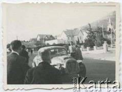 Lata 60., Comodoro Rivadavia, Argentyna.
Roberto Szymanski przy samochodzie rajdowym. W głębi kościół Santa Lucia w osiedlu 