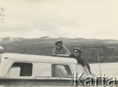 Lata 50., Calafate, Argentyna.
Roberto Szymanski z przyjacielem na łodzi.
Fot. NN, zbiory Roberto Carlosa Szymanskiego, reprodukcje cyfrowe w  Bibliotece Polskiej im. Ignacego Domeyki w Buenos Aires (Biblioteca Polaca Ignacio Domeyko) i w Ośrodku KARTA w Warszawie