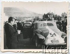 Lata 60., Comodoro Rivadavia, Argentyna.
Rajd samochody w osiedlu kilometro 3.
Fot. NN, zbiory Roberto Carlosa Szymanskiego, reprodukcje cyfrowe w  Bibliotece Polskiej im. Ignacego Domeyki w Buenos Aires (Biblioteca Polaca Ignacio Domeyko) i w Ośrodku KARTA w Warszawie