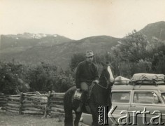 1965, Esquel, Argentyna.
Roberto Szymanski.
Fot. NN, zbiory Roberto Carlosa Szymanskiego, reprodukcje cyfrowe w  Bibliotece Polskiej im. Ignacego Domeyki w Buenos Aires (Biblioteca Polaca Ignacio Domeyko) i w Ośrodku KARTA w Warszawie
