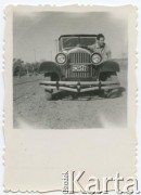 1955, Comodoro Rivadavia, Argentyna.
Jose Żołnierczyk przy samochodzie Roberto Szymanskiego.
Fot. NN, zbiory Roberto Carlosa Szymanskiego, reprodukcje cyfrowe w  Bibliotece Polskiej im. Ignacego Domeyki w Buenos Aires (Biblioteca Polaca Ignacio Domeyko) i w Ośrodku KARTA w Warszawie