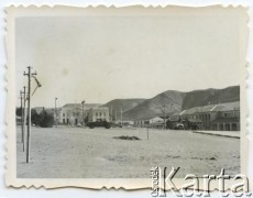 Ok. 1960, Comodoro Rivadavia, Argentyna.
Budynki argentyńskiej firmy energetycznej YPF (Yacimientos Petrolíferos Fiscales).
Fot. NN, zbiory Roberto Carlosa Szymanskiego, reprodukcje cyfrowe w  Bibliotece Polskiej im. Ignacego Domeyki w Buenos Aires (Biblioteca Polaca Ignacio Domeyko) i w Ośrodku KARTA w Warszawie