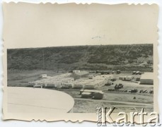 Ok. 1960, Comodoro Rivadavia, Argentyna.
Zabudowania argentyńskiej firmy energetycznej YPF (Yacimientos Petrolíferos Fiscales).
Fot. NN, zbiory Roberto Carlosa Szymanskiego, reprodukcje cyfrowe w  Bibliotece Polskiej im. Ignacego Domeyki w Buenos Aires (Biblioteca Polaca Ignacio Domeyko) i w Ośrodku KARTA w Warszawie