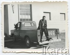 Ok. 1959, Comodoro Rivadavia, Argentyna.
Roberto Szymanski przy swoim mieszkaniu służbowym, które należało do argentyńskiej firmy energetycznej YPF (Yacimientos Petrolíferos Fiscales).
Fot. NN, zbiory Roberto Carlosa Szymanskiego, reprodukcje cyfrowe w  Bibliotece Polskiej im. Ignacego Domeyki w Buenos Aires (Biblioteca Polaca Ignacio Domeyko) i w Ośrodku KARTA w Warszawie