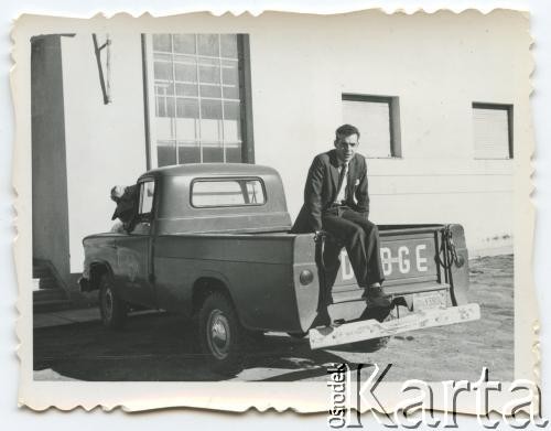 Ok. 1959, Comodoro Rivadavia, Argentyna.
Roberto Szymanski przy swoim mieszkaniu służbowym, które należało do argentyńskiej firmy energetycznej YPF (Yacimientos Petrolíferos Fiscales).
Fot. NN, zbiory Roberto Carlosa Szymanskiego, reprodukcje cyfrowe w  Bibliotece Polskiej im. Ignacego Domeyki w Buenos Aires (Biblioteca Polaca Ignacio Domeyko) i w Ośrodku KARTA w Warszawie