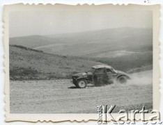 Lata 60., Comodoro Rivadavia, Argentyna.
Rajd samochodowy.
Fot. NN, zbiory Roberto Carlosa Szymanskiego, reprodukcje cyfrowe w  Bibliotece Polskiej im. Ignacego Domeyki w Buenos Aires (Biblioteca Polaca Ignacio Domeyko) i w Ośrodku KARTA w Warszawie