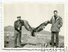 Ok. 1960, Comodoro Rivadavia, Argentyna.
Roberto Szymanski z przyjacielem po polowaniu.
Fot. NN, zbiory Roberto Carlosa Szymanskiego, reprodukcje cyfrowe w  Bibliotece Polskiej im. Ignacego Domeyki w Buenos Aires (Biblioteca Polaca Ignacio Domeyko) i w Ośrodku KARTA w Warszawie