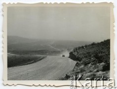 Lata 60., Comodoro Rivadavia, Argentyna.
Rajd samochodowy.
Fot. NN, zbiory Roberto Carlosa Szymanskiego, reprodukcje cyfrowe w  Bibliotece Polskiej im. Ignacego Domeyki w Buenos Aires (Biblioteca Polaca Ignacio Domeyko) i w Ośrodku KARTA w Warszawie