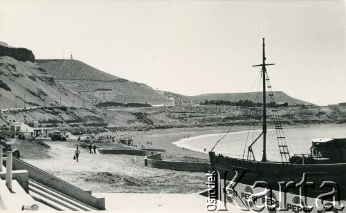 1950-1970, Comodoro Rivadavia, Argentyna. 
Nabrzeże Oceanu Atlantyckiego (Zatoka San Jorge).
Fot. NN, zbiory Roberto Carlosa Szymanskiego, reprodukcje cyfrowe w  Bibliotece Polskiej im. Ignacego Domeyki w Buenos Aires (Biblioteca Polaca Ignacio Domeyko) i w Ośrodku KARTA w Warszawie