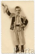 Ok. 1945, Comodoro Rivadavia, Argentyna.
Roberto Szymanski w polskim stroju ludowym.
Fot. NN, zbiory Roberto Carlosa Szymanskiego, reprodukcje cyfrowe w  Bibliotece Polskiej im. Ignacego Domeyki w Buenos Aires (Biblioteca Polaca Ignacio Domeyko) i w Ośrodku KARTA w Warszawie