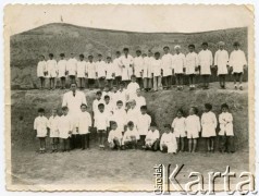 Ok. 1945, Comodoro Rivadavia, Argentyna.
Dzieci ze szkoły Roberto Szymanskiego (kilometro 3).
Fot. NN, zbiory Roberto Carlosa Szymanskiego, reprodukcje cyfrowe w  Bibliotece Polskiej im. Ignacego Domeyki w Buenos Aires (Biblioteca Polaca Ignacio Domeyko) i w Ośrodku KARTA w Warszawie