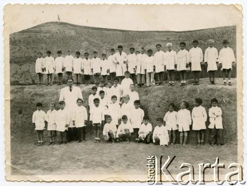 Ok. 1945, Comodoro Rivadavia, Argentyna.
Dzieci ze szkoły Roberto Szymanskiego (kilometro 3).
Fot. NN, zbiory Roberto Carlosa Szymanskiego, reprodukcje cyfrowe w  Bibliotece Polskiej im. Ignacego Domeyki w Buenos Aires (Biblioteca Polaca Ignacio Domeyko) i w Ośrodku KARTA w Warszawie