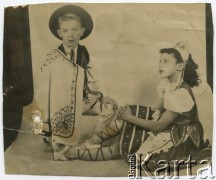 Ok. 1945, Comodoro Rivadavia, Argentyna.
Roberto Szymanski i Amanda Szymanski w polskich strojach ludowych.
Fot. NN, zbiory Roberto Carlosa Szymanskiego, reprodukcje cyfrowe w  Bibliotece Polskiej im. Ignacego Domeyki w Buenos Aires (Biblioteca Polaca Ignacio Domeyko) i w Ośrodku KARTA w Warszawie
