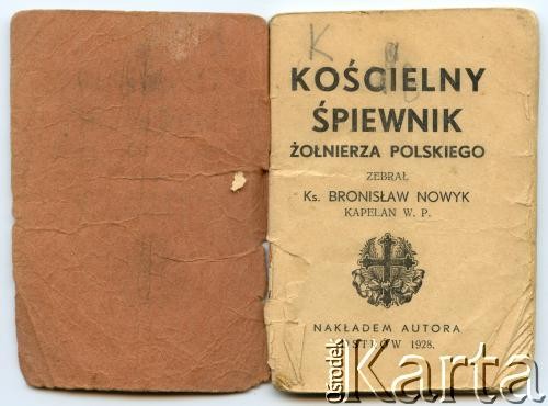 1928, Ostrów, Polska.
Śpiewnik kościelny żołnierza polskiego.
Fot. NN, zbiory Roberto Carlosa Szymanskiego, reprodukcje cyfrowe w  Bibliotece Polskiej im. Ignacego Domeyki w Buenos Aires (Biblioteca Polaca Ignacio Domeyko) i w Ośrodku KARTA w Warszawie