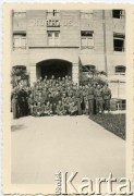 Lata 40., Szwajcaria.
Internowani żołnierze.
Fot. NN, zbiory Juana Ludvica Figny, reprodukcje cyfrowe w Bibliotece Polskiej im. Ignacego Domeyki w Buenos Aires (Biblioteca Polaca Ignacio Domeyko) i w Ośrodku KARTA w Warszawie.