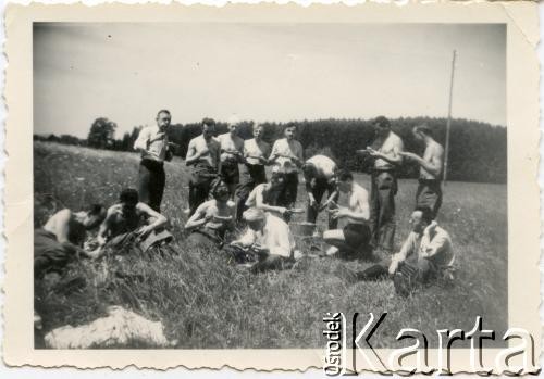 Maj 1942, Oberwinterthur, Szwajcaria.
Internowani żołnierze podczas pracy w polu.
Fot. NN, zbiory Juana Ludvica Figny, reprodukcje cyfrowe w Bibliotece Polskiej im. Ignacego Domeyki w Buenos Aires (Biblioteca Polaca Ignacio Domeyko) i w Ośrodku KARTA w Warszawie.